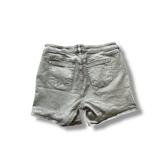 Torrid 5 Inch Boyfriend Vintage Stretch Mid-Rise Denim Jean Shorts Smokestack 18 - Picture 3 of 6